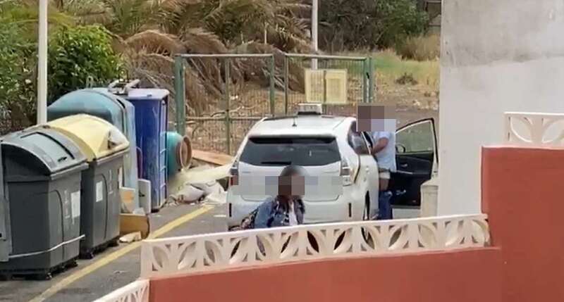 El taxista manteniendo relaciones sexuales en la calle de Saturno mientras adolescentes pasaban por la zona (Foto TA)